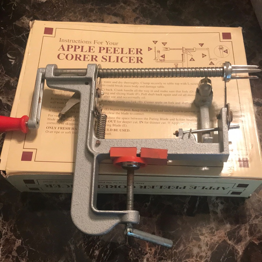 Pampered Chef Apple Peeler corer slicer.